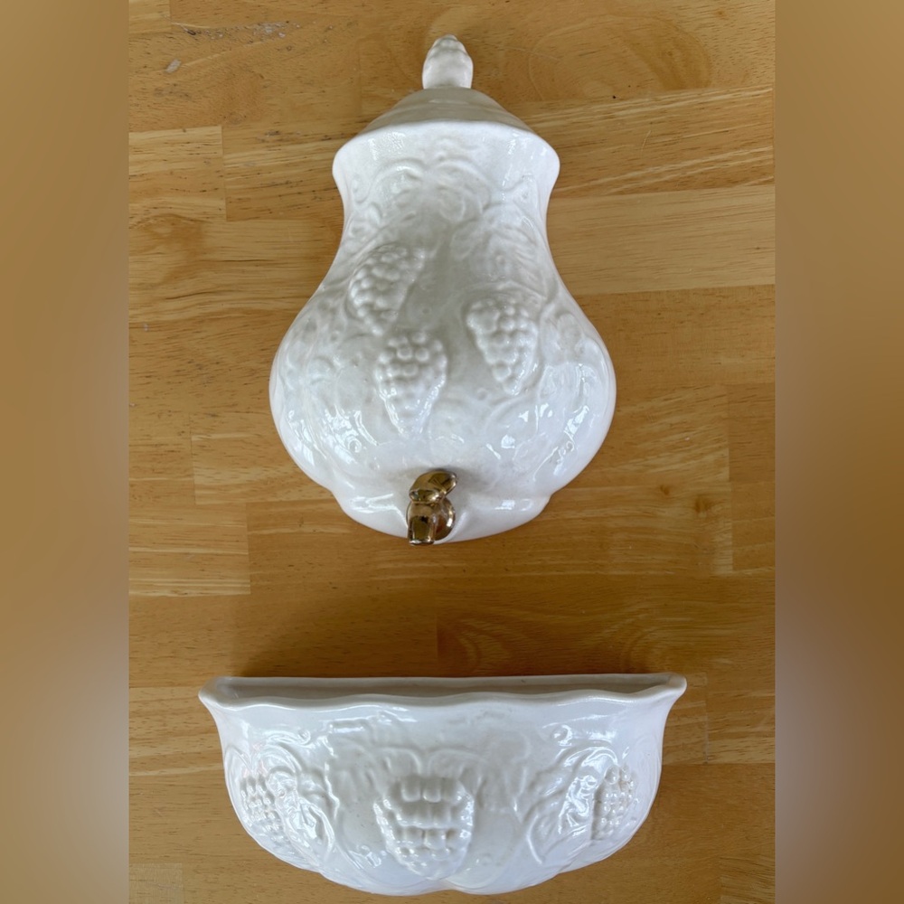 McCoy (MCM) ceramic wall fountain lavabo.